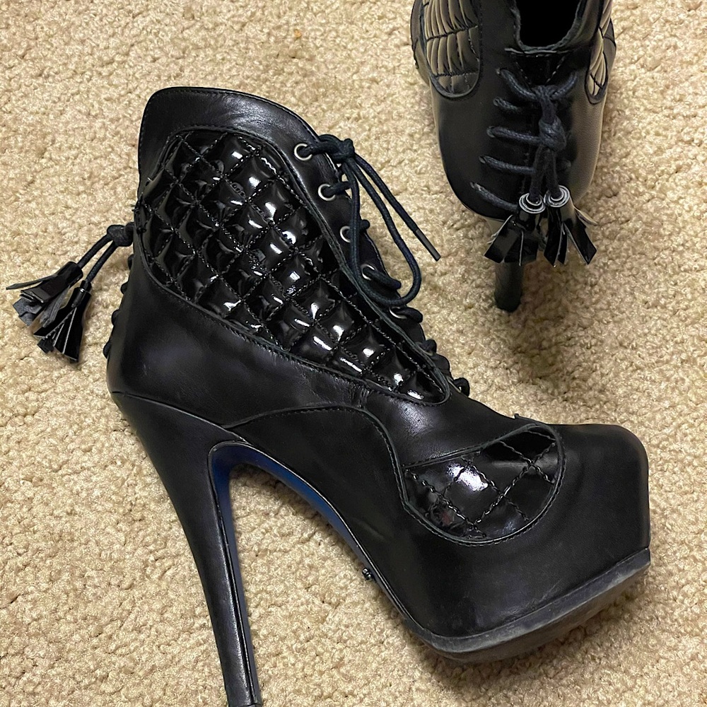 Vintage-style hedgy leather boots